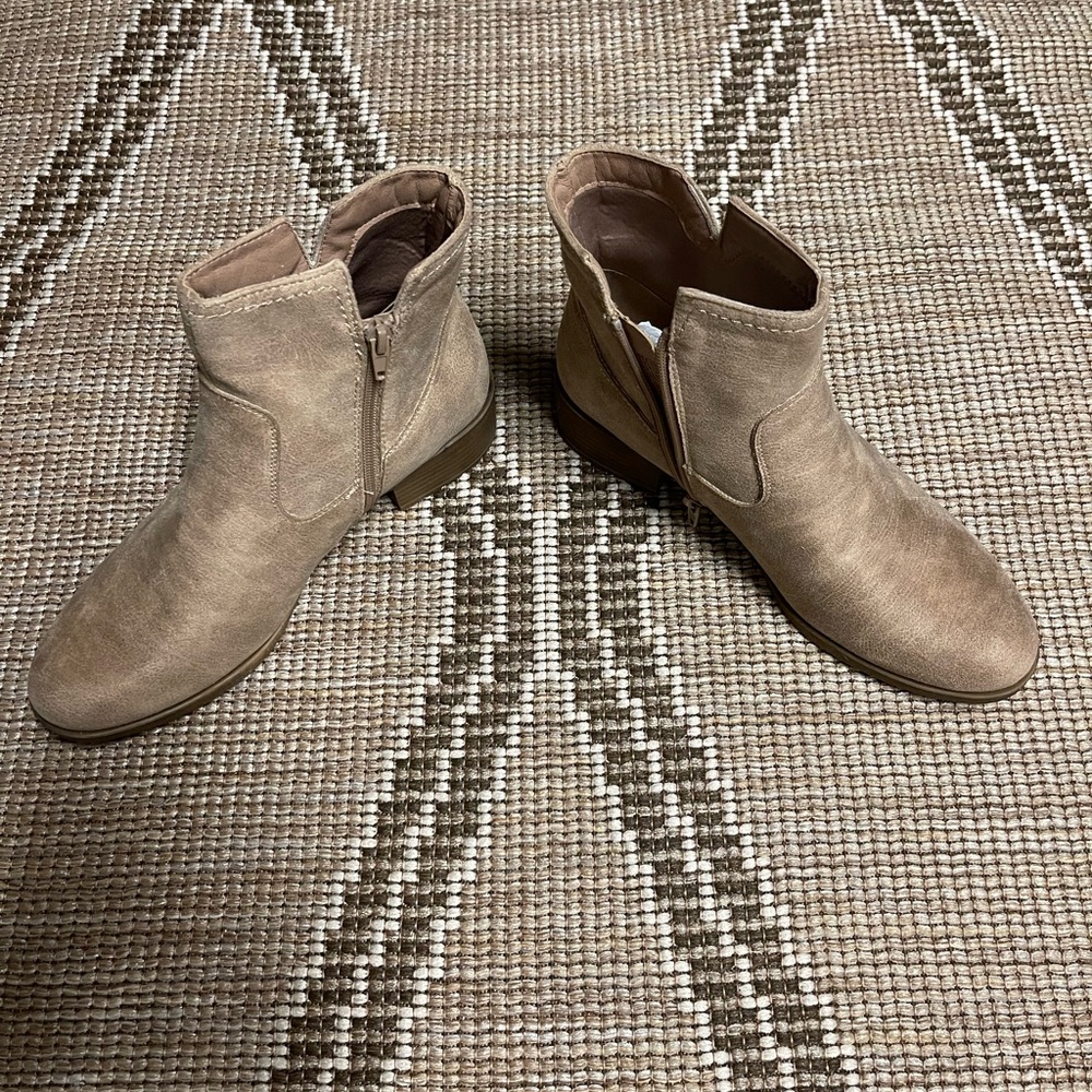 Cream Ankle Boots with Minimalist Design and Low Heel